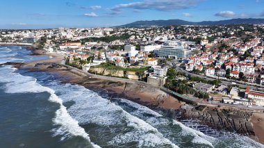 Estoril Sahili Cascais Lizbon Bölgesi Portekiz. Büyüleyici Tropikal Sahne Sahnesi Yukarıdan Görünüyor. Şehir merkezindeki iş dünyası. Şehir merkezinin dışında Panning Wide 'da. Cascais Lizbon Bölgesi.