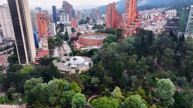 Bogota Bölge Başkenti Kolombiya 'daki Bicentenario Parkı. Yüksek katlı binaların ve şehir yaşamını gösteren trafik gösterilerinin havadan görüntüsü. Endüstriyel Peyzaj Ticari Binası Güzel.