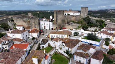Leiria Portekiz 'in Obidos bölgesinde Obidos Skyline. Şehir merkezindeki Landmark Ortaçağ binasının havadan görünüşü. Metropolitan Skyline Binaları Güzel. Bina Mimarlığı Şirketi.