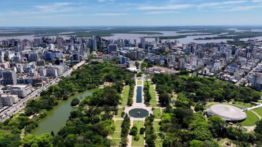 Porto Alegre Skyline In Porto Alegre Rio Grande Do Sul Brazil. Ünlü Botanik Bahçesi şehri geziyor. Şehir Gökyüzü Bulutları Şehir Arkaplanı. Şehir merkezinde Geniş Arkaplan.