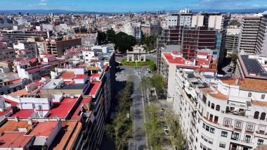 Valencia İspanya 'da Puerta De La Mar. Yukarıdan canlı bir şehrin telaş ve koşuşturmasını yakalamak. Metropolitan Manzara Gökdelenleri. Güzel. Metropolitan Şehir. Valencia İspanya.