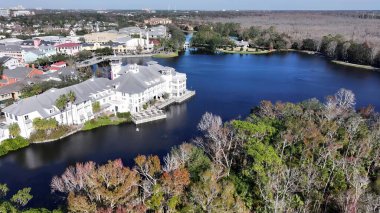 Florida 'daki Lakeside Parkı. Şehrin çarpıcı ikonik eğlence parkının kuş bakışı görüntüsü. İş Bulutları Gökyüzü Şehir Merkezi. Arkaplan Panoramik Şehir.