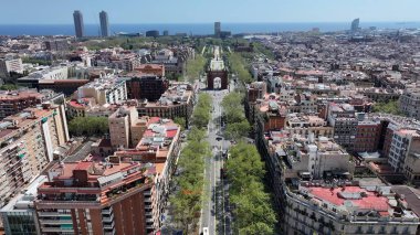 Barselona Skyline Katalonya İspanya Topluluğu 'nda. Gökdelenleri Şehir Merkezi Şehir Yaşamını Yansıtıyor. Şehir merkezindeki iş dünyası. Şehir merkezinin dışı Geniş Panning.