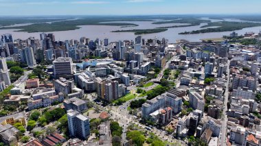 Porto Alegre Skyline In Porto Alegre Rio Grande Do Sul Brazil. Yüksek binaları ve trafiği olan hareketli bir şehrin havadan görünüşü. Altyapı Skyline Panoramik Şehir Görünümü Muhteşem.