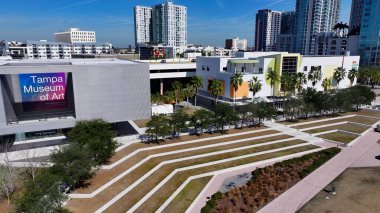 Tampa Florida 'daki Curtis Hixon Parkı. Geniş Şehir Yayılmasına Bakan Tarihi Gökdelen. İş Bulutları Gökyüzü Şehir Merkezi. Özgeçmişleri meşhurdur. Tampa Florida.