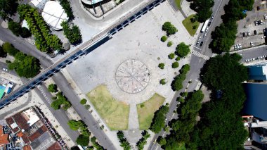 Rio de Janeiro Brezilya 'da Lapa' nın yayları. Yüksek katlı binaların ve şehir yaşamını gösteren trafik gösterilerinin havadan görüntüsü. Şehir merkezinde Gökyüzü Bulutları. Şehir merkezinin dışında. Ünlü. Rio de Janeiro Brezilya.