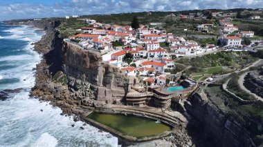 Lizbon 'un Sintra Bölgesi' nde Azenhas Mar Plajı. Şehir merkezinin modern binalarla dolup taşması. Horizon Sahili Denizi kıyısında. Deniz kenarı seyahati. Lizbon Sintra Bölgesi.