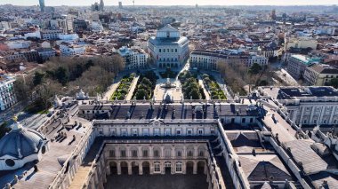 İspanya 'daki Kraliyet Sarayı. Yukarıdan canlı bir şehrin telaş ve koşuşturmasını yakalamak. Şehir merkezinde Gökyüzü Bulutları. Şehir merkezinin dışında. Ünlü. Madrid İspanya.