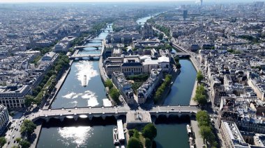 Fransa 'nın Paris' teki Neuf Köprüsü. Yukarıdan bakıldığında şehrin yükseltilmiş yol köprüsü sembolü. Metropolitan Manzara Gökdelenleri. Güzel. Metropolitan Şehir. Fransa ile Paris.