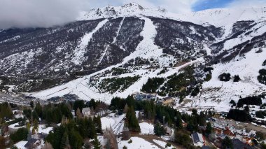 Patagonia Skyline Bariloche Rio Negro Arjantin 'de. Huzurlu Dağlar Vadisi ve Orman Ağaçları Kuşbakışı Görünümü. Patagonya Buzulu 'nda açık havada yolculuk. Kar Kaplamalı Hava Görüntüsü Floresta.