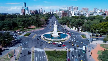 Buenos Aires Arjantin 'de Buenos Aires Skyline. Yukarıdan canlı bir şehrin telaş ve koşuşturmasını yakalamak. Endüstriyel Peyzaj Ticari Binası Güzel. Endüstriyel Şehir.