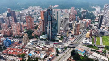 Bogota Cundinamarca Kolombiya 'daki Finans Merkezi. İnanılmaz Skysraper 'lar ve caddedeki trafik yukarıdan izleniyor. Şehir merkezindeki iş dünyası. Şehir merkezinin dışında Panning Wide 'da. Bogota Cundinamarca.