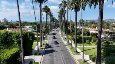 Beverly Hills, Los Angeles California Birleşik Devletleri. Çağdaş binalarla dolu şehir merkezinin havadan görünüşü. İş Bulutları Gökyüzü Şehir Merkezi. Geniş İş Döndürme.