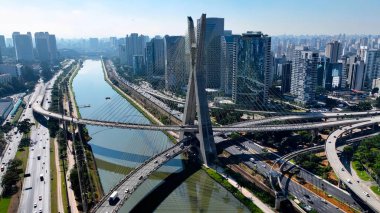 Sao Paulo Brezilya 'daki Kablo Köprüsü. Landmark Köprüsü 'nün Hava Görüntüsü Karmaşık Tasarımı Gösteriyor. Metropolitan Peyzaj Ticari Binası Çarpıcı. Metropolitan Atılgan Kasabası.