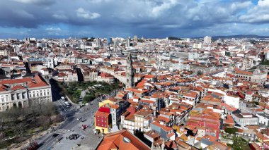 Porto Portekiz 'deki Clerigos Kulesi. Skyline 'a hükmeden kilise binasının havadan görünüşü. Altyapı Skyline Gökdelenleri çarpıcı. Altyapı Mimarlık Şirketi. Porto Portekiz.
