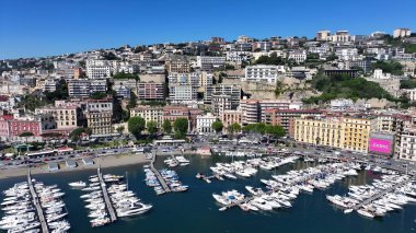 Napoli 'nin silueti Napoli Campania İtalya' da. Büyüleyici Tropikal Sahne Sahnesi Yukarıdan Görünüyor. İş Bulutları Gökyüzü Şehir Merkezi. Panoramik Şehir. Napoli Campania.