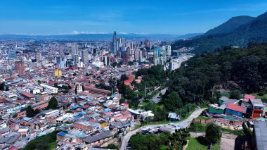 Bogota Cundinamarca Kolombiya 'daki Bogota Skyline. Kuşlar, sokaklar ve binalarla çarpıcı şehir manzarasına bakıyor. Şehir merkezindeki iş dünyası. İş geçmişleri ünlüdür. Bogota Cundinamarca.