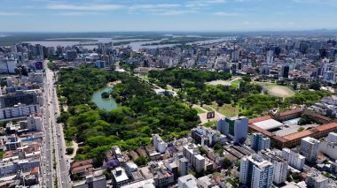Porto Alegre Rio Grande Do Sul Brezilya 'daki eğlence parkı. Şehrin çarpıcı ikonik eğlence parkının kuş bakışı görüntüsü. Şehir merkezinde Gökyüzü Bulutları. Şehir merkezinin dışında. Ünlü..
