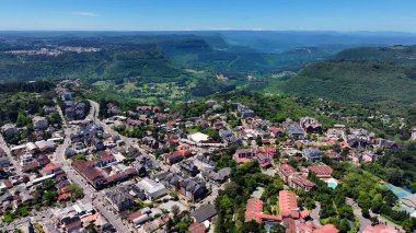 Gramado Rio Grande Do Sul Brazil 'de Gramado Skyline. Yukarıdan canlı bir şehrin telaş ve koşuşturmasını yakalamak. Şehir Bulutları Gökyüzü Arkaplanı Şehir. Şehir dışındaki ünlü. Gramado Rio Grande do Sul.