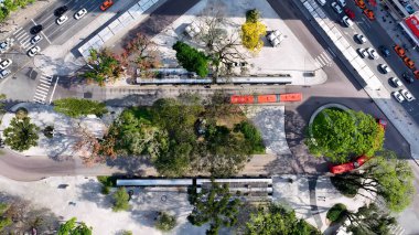 Curitiba Parana Brezilya 'daki otobüs terminali. Şehir Otobüsleri Terminal Binası Yukarıdan Bakıldı. Şehir Bulutları Gökyüzü Arkaplanı Şehir. Şehir dışındaki ünlü. Curitiba Parana.