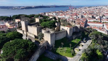 Lizbon 'daki Sao Jorge Kalesi. Şehrin ünlü bölgesindeki ortaçağ binasının kuş bakışı görüntüsü. Endüstriyel Peyzaj Ticari Binası Güzel. Endüstriyel kasaba. Lizbon Portekiz.
