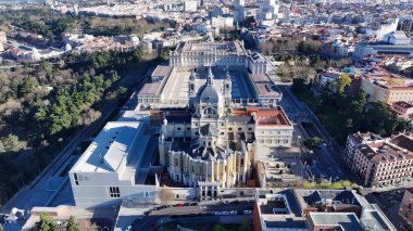 Madrid 'deki Madrid Kraliyet Sarayı. Şehir Skyline Modern ve Geleneksel Mimariyi Gösteriyor. İnşaat Manzarası Panoramik Şehir Görünümü Meşgul. Panoramik Şehir Manzarası. Madrid İspanya.