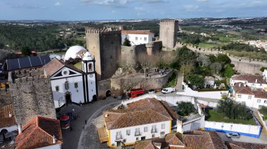 Portekiz 'in Obidos Leiria bölgesinde Obidos Skyline. Yukardan bakıldığında hareketli bir şehirde ortaçağ binası. Şehir Gökyüzü Bulutları Şehir Arkaplanı. Şehir merkezinde Geniş Arkaplan.