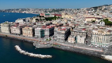 Napoli 'nin silueti Napoli Campania İtalya' da. Turkuaz Okyanus Dalgaları Tropik Sahile Yavaşça Çarpıyor. Şehir merkezindeki iş dünyası. Şehir merkezinin dışında Panning Wide 'da. Napoli Campania.