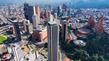 Bogota Cundinamarca Kolombiya 'daki Bogota Skyline. Modern Cam Gökdelen, Hareketli Şehrin Üzerinde Yükseliyor. Altyapı Skyline Panoramic City View Awesome. Altyapı Şehir Manzarası. Bogota Cundinamarca.