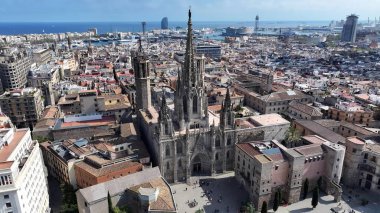 Barselona Katedrali Barselona Katalonya İspanya. Göz kamaştırıcı Barok Kilisesi manzarayla çelişiyor. İş Bulutları Gökyüzü Şehir Merkezi. Özgeçmişleri meşhurdur. Barselona Katalonya.