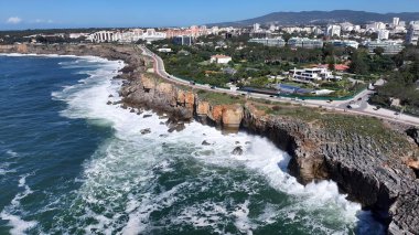 Lizbon 'un Cascais bölgesindeki Cascais Skyline. Highway Road 'un göz kamaştırıcı manzarası yukarıdan görünüyor. Shore Clouds Plaj Denizi. Shore Panning Wide 'da. Lizbon 'un Cascais Bölgesi.