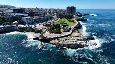San Diego, Kaliforniya 'daki La Jolla Koyu. Yaz tatilinde harika bir sahil manzarası olan kuş bakışı. Terkedilmiş Peyzaj Eğlencesi Güzelliği. Terkedilmiş Rıhtım Kıyısı.