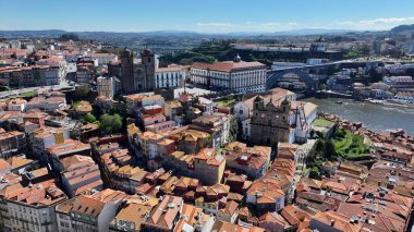 Porto Portekiz 'deki Katedral Kilisesi. Skyline 'a hükmeden kilise binasının havadan görünüşü. İş Bulutları Gökyüzü Şehir Merkezi. Özgeçmişleri meşhurdur. Porto Portekiz.