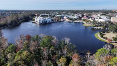 Florida 'daki Lakeside Parkı. Yeşillik ağaçlarıyla çevrili yeşil alanın havadan görünüşü. Şehir merkezindeki iş dünyası. İş geçmişleri ünlüdür. Florida Kutlaması.