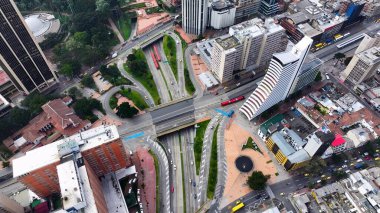 Bogota Bölge Başkenti Kolombiya 'daki Freeway Yolu. Şehir Skyline Modern ve Geleneksel Mimariyi Gösteriyor. Metropolitan Skyline Binaları Güzel. Bina Mimarlığı Şirketi.