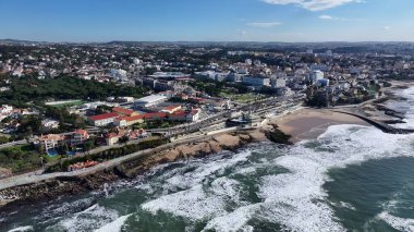 Lizbon 'un Cascais bölgesindeki Estoril Sahili. Yukarıdan canlı bir şehrin telaş ve koşuşturmasını yakalamak. Ada Hayatı Manzarası Huzurlu Güzel. Huzurlu. Lizbon 'un Cascais Bölgesi.