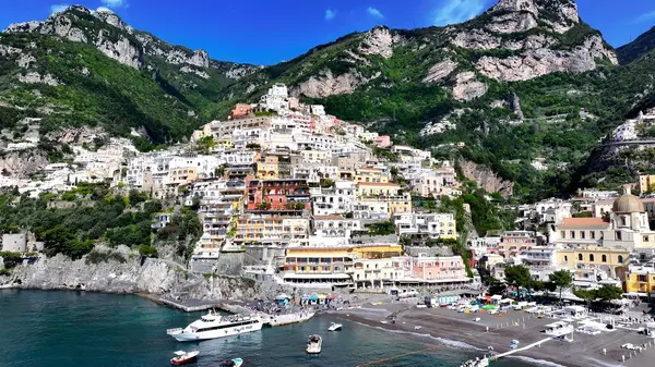 Positano Salerno İtalya 'daki Amalfi Sahili. İnanılmaz Skysraper 'lar ve caddedeki trafik yukarıdan izleniyor. Ada Hayatı Manzarası Huzurlu Güzel. Huzurlu. Positano Salerno.