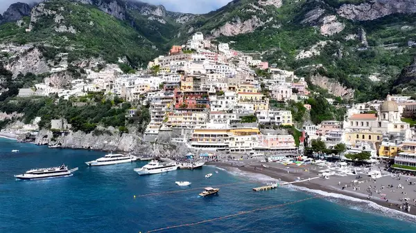 Positano Salerno İtalya 'daki Amalfi Sahili. Yukarıdan canlı bir şehrin telaş ve koşuşturmasını yakalamak. Horizon Sahili Denizi kıyısında. Shore Seaside Panning Wide 'da. Positano Salerno.