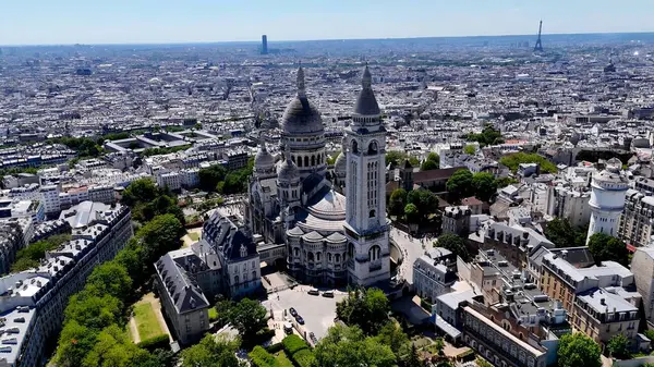 Fransa 'da Paris' teki Sacre Coeur Kilisesi. İnanılmaz Skysraper 'lar ve caddedeki trafik yukarıdan izleniyor. Şehir Gökyüzü Arkaplanı Kentsel. Şehrin yukarısında. Fransa ile Paris.