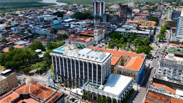 Joao Pessoa Paraiba Brezilya 'daki Hükümet Binası. Gökdelen 'in havadan görünüşü ve şehir caddesinde yoğun trafik. Şehir Gökyüzü Bulutları Şehir Arkaplanı. Şehir merkezinde Geniş Arkaplan.