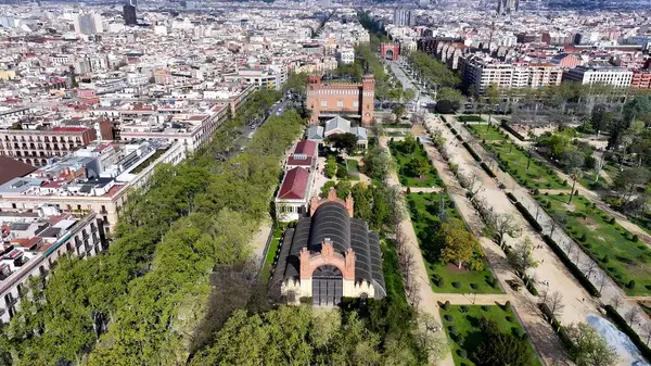 Barselona Katalonya 'daki Ciutadella Parkı İspanya. Gökdelenleri Şehir Merkezi Şehir Yaşamını Yansıtıyor. Altyapı Skyline Panoramic City View Awesome. Altyapı Şehir Manzarası.