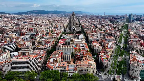 Sagrada Familia Barselona Katalonya Topluluğu İspanya. Göz kamaştırıcı Barok Kilisesi manzarayla çelişiyor. Şehir Gökyüzü Arkaplanı Kentsel. Şehir merkezinin yukarısında..