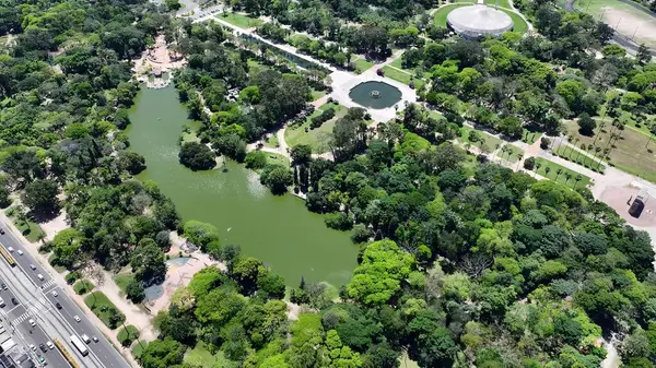 Porto Alegre Rio Grande Do Sul Brezilya 'daki eğlence parkı. Yeşillik ağaçlarıyla çevrili yeşil alanın havadan görünüşü. Altyapı Skyline Panoramic City View Awesome. Altyapı Şehir Manzarası.