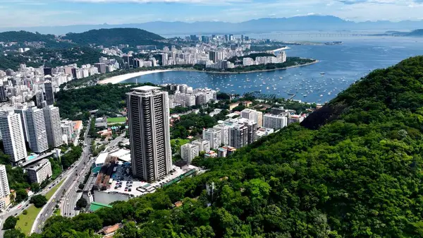 Rio de Janeiro Rio de Janeiro Brezilya 'daki Ipanema Plajı. Kristal berrak sularla sersemletici sahilin havadan görünüşü. Sahil Gökyüzü Sahil Kıyısı Yaz Zamanı. Sahil Sahil Sahili Panoramik.