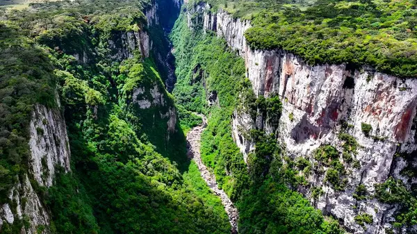 Praia Grande Santa Catarina Brezilya 'daki Itaimbezinho Kanyonu. Tropikal Sahnedeki Güzel Kanyonlar 'ın dramatik manzarası. Egzotik Vadi Çiftçisi İnanılmaz. Egzotik Bahar Ülkesi.