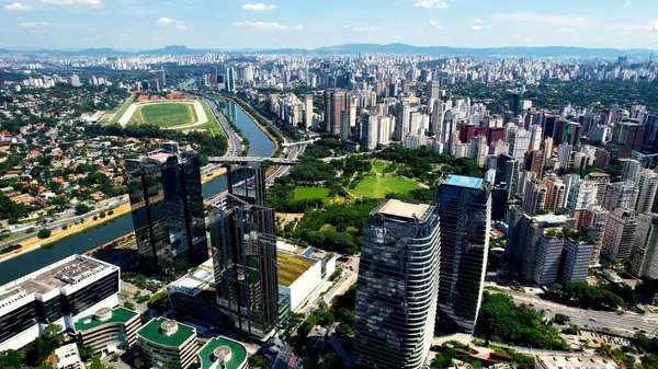 Marjinal Pinheiros Sao Paulo Brezilya 'da. Çağdaş binalarla dolu şehir merkezinin havadan görünüşü. İş Bulutları Gökyüzü Şehir Merkezi. Panoramik Şehir. Sao Paulo Brezilya.