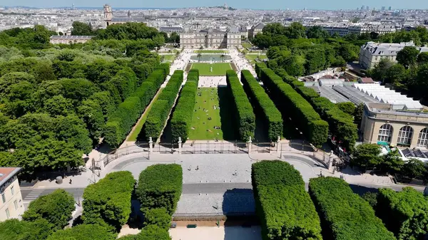 Fransa 'nın Paris şehrindeki Lüksemburg Bahçeleri. Yeşillik ağaçlarıyla çevrili yeşil alanın havadan görünüşü. Altyapı Skyline Panoramic City View Awesome. Altyapı Şehir Manzarası.