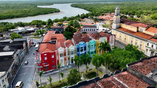 Joao Pessoa Paraiba Brezilya 'daki Tarih Merkezi. İnanılmaz Skysraper 'lar ve caddedeki trafik yukarıdan izleniyor. İnşaat Manzarası Panoramik Şehir Görünümü Meşgul. Panoramik Şehir Manzarası. Joao Pessoa Paraiba.