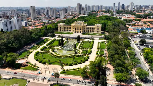 Ipiranga Park Sao Paulo Brezilya 'daki Bağımsızlık Müzesi. Ünlü Botanik Bahçesi şehri geziyor. İnşaat Manzarası Panoramik Şehir Görünümü Meşgul. Panoramik Şehir Görünümü.