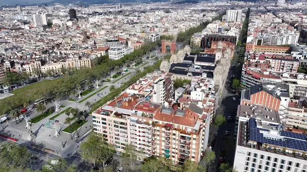 Barselona Skyline Katalonya İspanya Topluluğu 'nda. Yüksek katlı binaların ve şehir yaşamını gösteren trafik gösterilerinin havadan görüntüsü. Metropolitan Manzara Gökdelenleri Güzel.